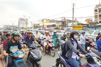 Quốc lộ 13 xuống cấp đã khiến thị trường bất động sản Bình Dương kém hấp dẫn. Ảnh: Gia Huy