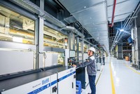 Chiến lược của Vingroup là đầu tư trọng điểm vào công nghệ - công nghiệp. Trong ảnh: Công nhân điều kiển hệ thống vận hành rô-bốt tại Nhà máy VinFast. Ảnh: Đức Thanh