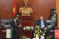 Thứ trưởng Bộ Công Thương, Cao Quốc Hưng đề xuất nhiều giải pháp tháo gỡ cho mặt hàng hương nhanh xuất khẩu vào Ấn Độ với ông Pranay Verma, Đại sứ Ấn Độ tại Việt Nam trong buổi làm việc