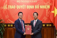 Thứ trưởng Tô Anh Dũng trao quyết định cho tân Vụ trưởng Vụ Ngoại giao văn hóa và UNESCO Mai Phan Dũng.