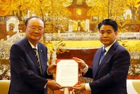 Chủ tịch UBND thành phố Hà Nội Nguyễn Đức Chung trao Giấy Chứng nhận đăng ký đầu tư cho Đại diện Chủ đầu tư, ông Lee Dae Bong, Chủ tịch HĐQT Tập đoàn Charmvit (Hàn Quốc)