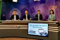 Các diễn giả tham gia tọa Đàm  tọa đàm với chủ đề: “Thúc đẩy thanh toán điện tử trên toàn quốc” từ trái sang phải: ông Phùng Anh Tuấn, Tổng thư kí Hiệp hội các nhà đầu tư tài chính Việt Nam (VAFI), ông Phạm Trung Kiên, Tổng Giám đốc Tổng công ty Dịch vụ số Viettel và ông Đặng Hoàng Hải, Cục trưởng Cục Thương mại điện tử và Kinh tế số (Bộ Công Thương).