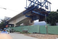 Hoạt động xây dựng trái phép dưới chân cầu Nam Lý 