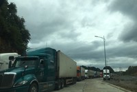 Hiện vẫn còn hàng trăm xe container nông sản cửa khẩu Tân Thanh, tỉnh Lạng Sơn.
