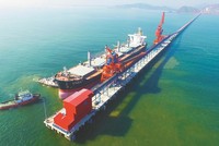 Cảng chuyên dùng xi măng The Vissai xã Nghi Thiết, huyện Nghi Lộc có diện tích sử dụng khoảng 407,15 ha đang là một 'cú huých' cho Nghệ An phát triển hệ thống hạ tầng cảng biển nhằm phát triển kinh tế khu vực. Ảnh MH