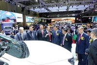 Các đại biểu tới dự Vietnam Motor Show 2019 và tham quan các gian trưng bày tại Triển lãm.