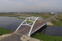 Cầu qua sông Cổ Cò có chiều dài toàn tuyến 1,21km với điểm đầu từ nút giao với đường Trần Đại Nghĩa - Võ Chí Công đến điểm cuối là nút giao với đường Võ Quý Huân và đường ven sông Cổ Cò thuộc khu dân cư Tân Trà. Thời gian thực hiện 17 tháng kể từ ngày ký hợp đồng.