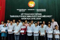Ông Phạm Thanh Tân, Trưởng Văn phòng đại diện báo Đầu tư tại Hải Phòng và miền duyên hải Bắc bộ trao học bổng cho các cháu.