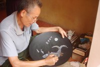 Dưới bàn tay các nghệ nhân, sản phẩm sơn mài - khảm trai của Chuyên Mỹ đạt đến độ tinh xảo