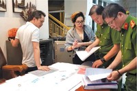 Hàng trăm nạn nhân vẫn kéo lên trụ sở Công ty Angel Lina mong công an giúp đòi quyền lợi.