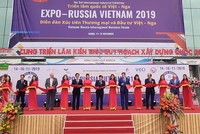 Phó Thủ tướng Trịnh Đình Dũng cùng các đại biểu cắt băng khai mạc Triển lãm.