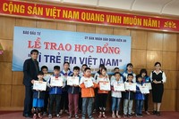 Ông Phạm Thanh Tân, Trưởng đại diện Báo Đầu tư tại Hải Phòng trao các suất học bổng cho các em học sinh