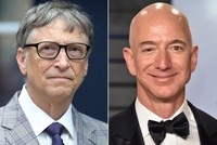Bill Gates và Jeff Bezos liên tục so kè về tài sản. Ảnh: People. 