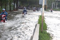 Người dân TP.HCM sống chung với ngập