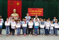 Ông Lã Quý Hưng, Trưởng Đại diện Báo Đầu tư tại khu vực (hàng thứ 2 - bên phải) và ông Đặng Thanh Sơn, Phó giám đốc Sở Kế hoạch và Đầu tư tỉnh Ninh Bình (hàng thứ 2 - bên trái) trao học bổng cho hoc sinh Trường Tiểu học, THCS xã Gia Hưng.