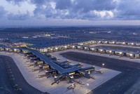 CHKQT Istanbul – Thổ Nhĩ K được xây dựng năm 2015, vận hành khai thác năm 2018 có TMĐT sau khi quy đổi công suất và cộng cả trượt giá có TMĐT là 14,59 tỷ USD/100 triệu hàng khách tương đương với CHKQT Long Thành.