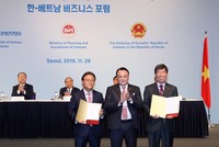 Thủ tướng Chính phủ Nguyễn Xuân Phúc (ngồi thứ 2 từ trái sang) và đại diện Chính phủ Hàn Quốc chứng kiến Lễ ký kết hợp tác liên doanh giữa Tân Hoàng Minh và các đối tác.