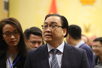 Bí thư Thành ủy Hà Nội Hoàng Trung Hải bên hành lang kỳ họp thứ 11 HĐND TP. Hà Nội khóa XV