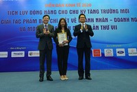 Ông Vũ Tiến Lộc, Chủ tịch Phòng thương mại và công nghiệp Việt Nam (phải) và Nhà báo Hồ Quang Lợi, Phó Chủ tịch Thường trực Hội Nhà báo Việt Nam trao giải A cho tác giả Trần Thị Tuyết Ánh, Báo Đầu tư.