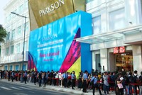 Những “ tín đồ” Uniqlo trẻ đã có mặt từ 6 giờ sáng.