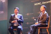 Ông Trương Gia Bình đối thoại cùng nhà sáng lập/Chủ tịch Tiki trong một cuộc thi khởi nghiệp vừa được tổ chức tại TP.HCM (Ảnh: Hồng Phúc).