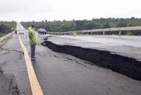Đường dẫn lên cầu vượt cao tốc Đà Nẵng - Quảng Ngãi vừa đưa vào sử dụng đã lún, nứt (Ảnh TL)