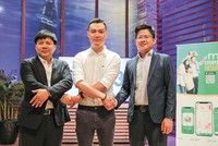 Nguyễn Bảo Trọng (đứng giữa) và các nhà đầu tư trong một chương trình truyền hình thực tế.