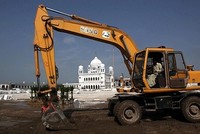 Các nhà kinh tế xem căng thẳng thương mại và địa chính trị là yếu tố rủi ro chính cho các kinh tế châu Á năm sau.

Cuộc khảo sát quý mới nhất, giai đoạn từ 22/11 đến 11/12 của Trung tâm Nghiên cứu Kinh tế Nhật Bản (JCER) và Nikkei, vừa cho biết triển vọng tăng trưởng của các nền kinh tế châu Á vẫn còn yếu trong năm 2020, sau khi giảm tốc đột ngột vào năm 2019 và cuộc chiến thương mại Mỹ - Trung đang tiếp diễn.

Cuộc khảo sát thu thập 44 câu trả lời từ các nhà kinh tế và nhà phân tích tại 5 n