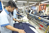 Dự thảo Luật Doanh nghiệp sửa đổi khuyến khích cổ đông tiếp cận hoạt động của công ty nhiều hơn. Trong ảnh: Xưởng may veston của Tổng công ty May 10. Ảnh: Đức Thanh