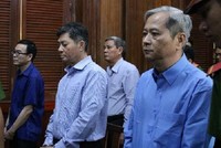 Nguyễn Hữu Tín (ngoài cùng bên phải) và các đồng phạm trong phiên xét xử ngày 30/12