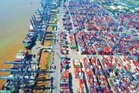 Năm 2020, Quốc hội đã quyết nghị mục tiêu tăng trưởng ở mức 6,8%, con số được cho là thận trọng và hợp lý trong bối cảnh kinh tế toàn cầu và trong nước khó khăn. Trong ảnh: Cảng Tân Cảng - Cát Lái tại TP.HCM. Ảnh: Lê Toàn