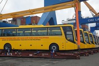 15 chiếc xe Thaco Bus tại Cảng Chu Lai chuẩn bị “lên đường” sang Philippines.
