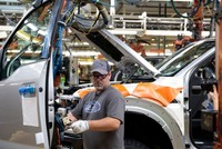 Dây chuyền lắp ráp dòng xe bán tải Ford F-150 tại bang Michigan, Mỹ. Ảnh: AFP