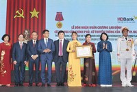 Bà Đặng Thị Ngọc Thịnh - Phó Chủ tịch nước trao Huân chương Lao động cho Ban lãnh đạo HDBank.