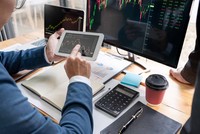 Khi nhà đầu tư chứng khoán giao dịch trực tuyến và không sử dụng tư vấn