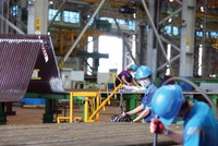 Thúc đẩy tăng trưởng của đầu tàu công nghiệp là một trong những thách thức của nền kinh tế Việt Nam. Trong ảnh: Nhà máy Doosan Vina ở Quảng Ngãi. Ảnh: Đ.T