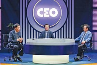 Doanh nhân Đinh Hồng Kỳ bên bàn tròn CEO.