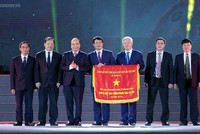 Thủ tướng Chính phủ Nguyễn Xuân Phúc trao tặng Cờ Thi đua Chính phủ cho Tổng công ty Xi măng Việt Nam