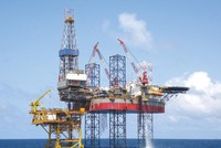 Không chỉ công tác tìm kiếm khai thác dầu khí gặp khó khăn, mà nhiều dự án lớn của ngành dầu khí cũng bị chậm tiến độ