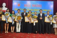 Ủy viên Trung ương Đảng, Bí thư Tỉnh ủy, Chủ tịch HĐND tỉnh Thái Bình Nguyễn Hồng Diên và Chủ tịch UBND tỉnh Đặng Trọng Thăng tặng hoa và bằng khen cho các doanh nghiệp.
