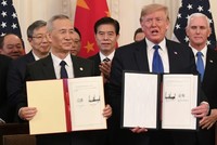 Tổng thống Mỹ Donald Trump (phải) và Phó Thủ tướng Trung Quốc Lưu Hạc tại lễ ký thỏa thuận thương mại giai đoạn 1. Ảnh: AFP
