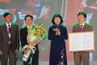 Phó Chủ tịch nước Đặng Thị Ngọc Thịnh trao Nghị quyết thành lập phường Quảng Thành thuộc thị xã Gia Nghĩa và thành phố Gia Nghĩa thuộc tỉnh Đắk Nông.