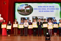 Lãnh đạo tỉnh Thừa Thiên Huế tặng bằng khen cho các tập thể xuất sắc trong phong trào "Ngày chủ nhật xanh".