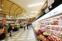 Trái cây nhập khẩu chiếm thế “áp đảo” tại nhiều hệ thống siêu thị tại Việt Nam. Ảnh: Đức Thanh