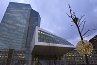 ECB giữ nguyên lãi suất ở mức thấp kỷ lục gần 0%