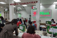 Nhân viên VPBank mang khẩu trang giao dịch với khách hàng 