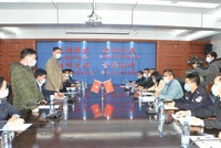 Đoàn đại biểu của chính quyền 2 thành phố hội đạm tại Ban Quản lý Cửa khẩu Đông Hưng (Trung Quốc). Ảnh: Thu Hằng - Trung tâm TTVH Móng Cái.