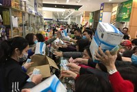 Người dân chen lấn mua khẩu trang y tế tại hiệu thuốc. 
