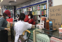 Khẩu trang, nước sát khuẩn vẫn là những mặt hàng khan hiếm. Nhiều cơ sở kinh doanh thiết bị y tế cho biết không còn hàng để bán.