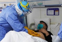 Một người nhiễm nCoV được điều trị tại bệnh viện ở tỉnh Sơn Đông, Trung Quốc ngày 28/1. Ảnh: AFP.